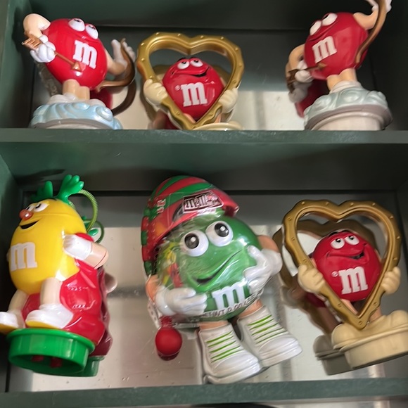25 Toy. M&M Figures with Teak Cabinet - Picture 3 of 5